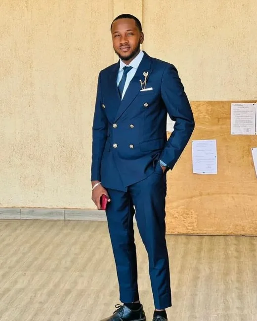 Client en costume croisé marine